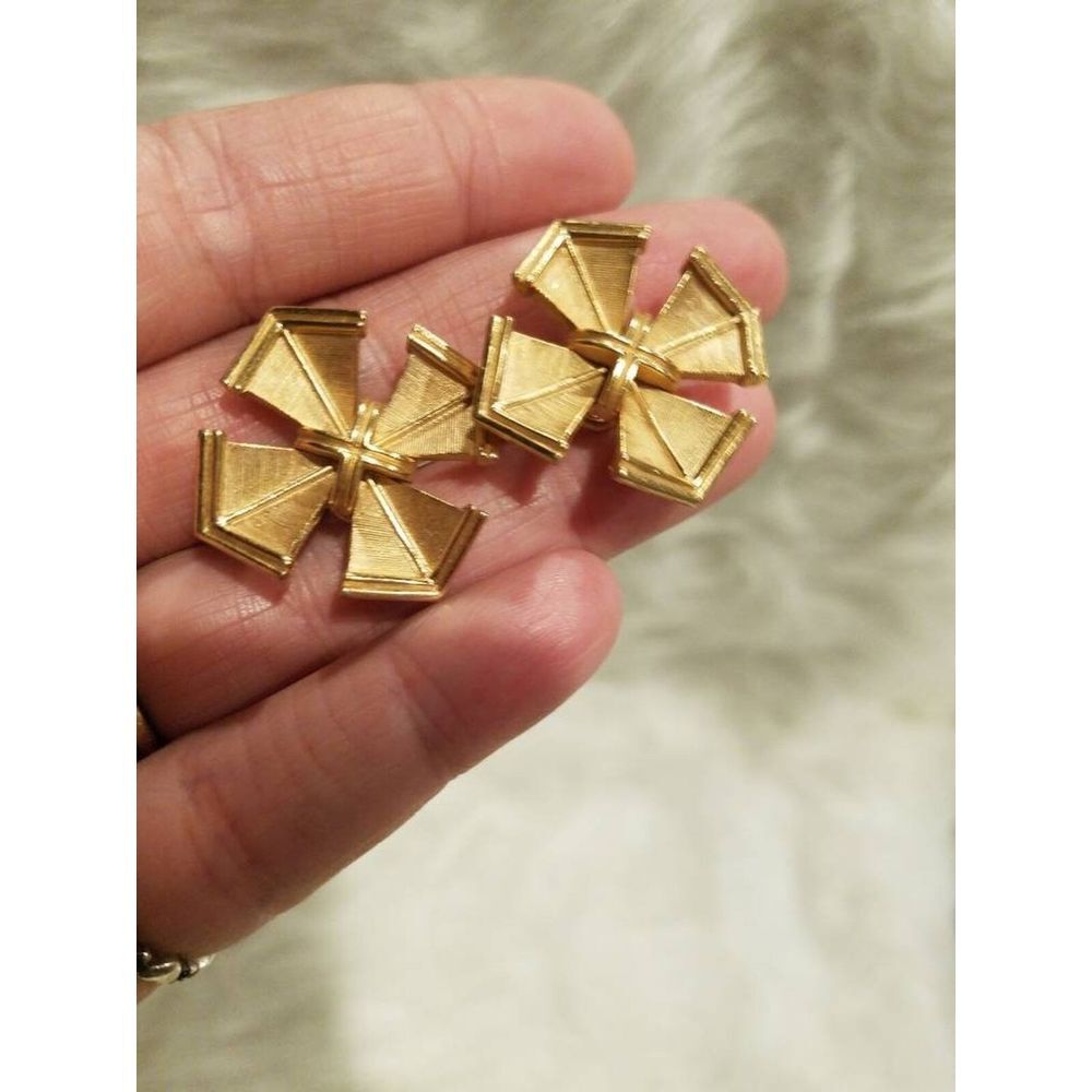 Rare 1960's Crown Trifari Maltese Cross‎ clip on earrings gold